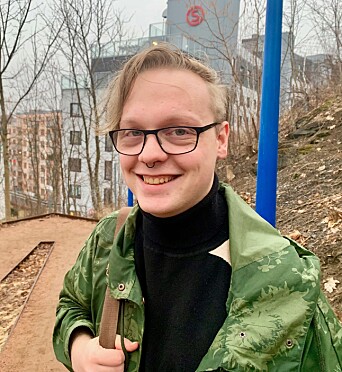Noah Krogsholm (24) er ikke-binær og bor i Hasleveien 9. Der jobber hen dag og natt med sine prosjekter som student, musiker, forfatter og lydtekniker.