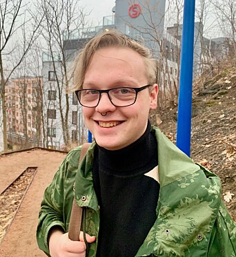 Noah Krogsholm (24) er ikke-binær og bor i Hasleveien 9. Der jobber hen dag og natt med sine prosjekter som student, musiker, forfatter og lydtekniker. Noah Krogsholm (24) er ikke-binær og bor i Hasleveien 9. Der jobber hen dag og natt med sine prosjekter som student, musiker, forfatter og lydtekniker.