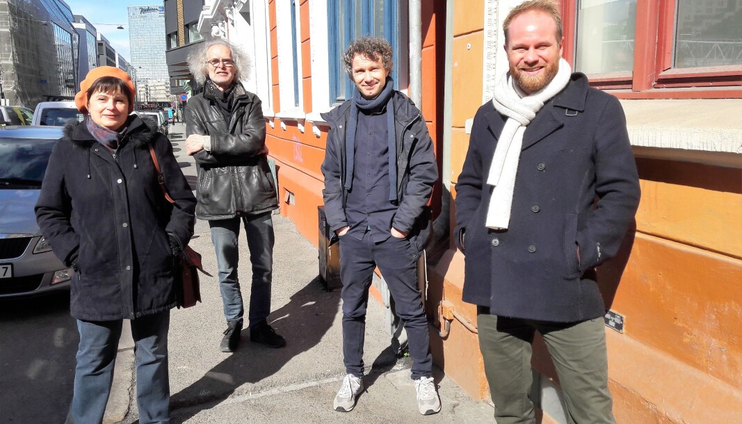 Beboerne i Schweigaards gate 48 er plaget av rystelsene som oppstår når store busser kjører over den hullete asfalten. Fra venstre: Valeiria Hakala, Thomas Bachoven, Vidar Krumins og bydelsutvalgsmedlem Stian A. Antonsen (SV) Beboerne i Schweigaards gate 48 er plaget av rystelsene som oppstår når store busser kjører over den hullete asfalten. Fra venstre: Valeiria Hakala, Thomas Bachoven, Vidar Krumins og bydelsutvalgsmedlem Stian A. Antonsen (SV)