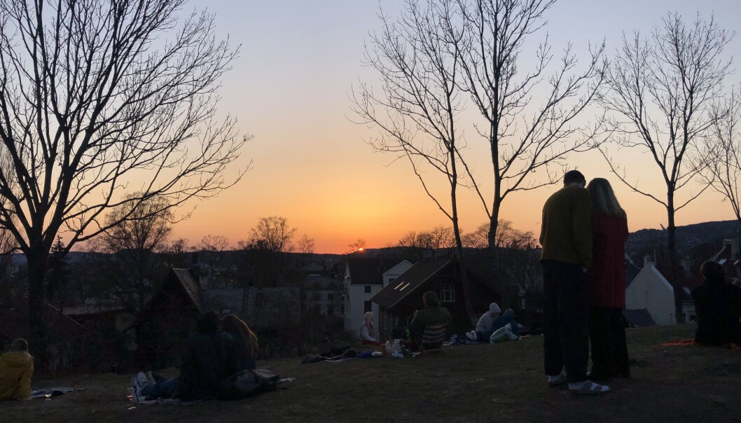 Det var en silkemyk solnedgang i kveld, og folk hadde samlet seg for å se den på toppen av Blåsen på Fagerborg øverst i PIlestredet. Det var en silkemyk solnedgang i kveld, og folk hadde samlet seg for å se den på toppen av Blåsen på Fagerborg øverst i PIlestredet.