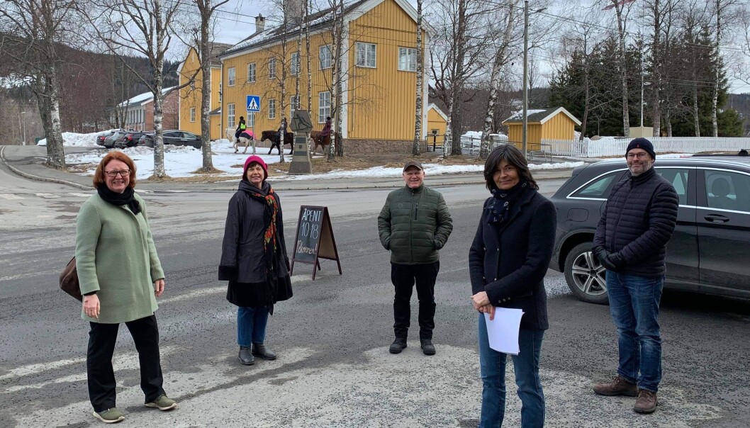 Senterpartiets Bjørg Sandkjær (til venstre) tok turen inn i Sørkedalen og møtte velforeningen som slåss for tryggere vei. Senterpartiets Bjørg Sandkjær (til venstre) tok turen inn i Sørkedalen og møtte velforeningen som slåss for tryggere vei.