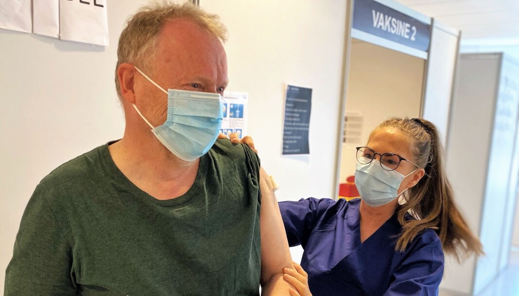 Raymond Johansen får sin første vaksinedose. Raymond Johansen får sin første vaksinedose.