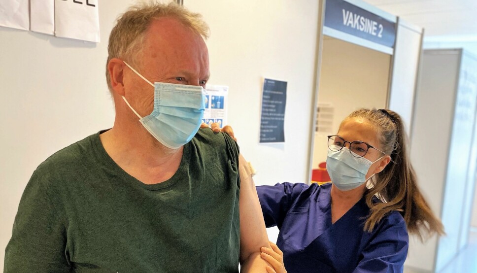 Raymond Johansen får sin første vaksinedose.