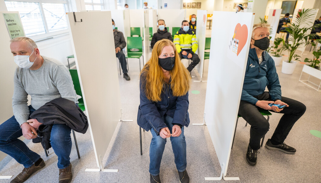 Hilde Arnesen (52) venter på sin tur på vaksinesenteret i Bjerke bydel før hun får sin første vaksinedose. Hilde Arnesen (52) venter på sin tur på vaksinesenteret i Bjerke bydel før hun får sin første vaksinedose.