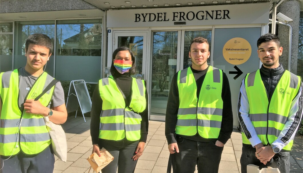 Fra venstre: Frogner-ungdommene Mohammed (15), Alkader (15) og Nima (18) ønsker å bidra til at vi snarest blir kvitt koronaen og har blitt koronaverter i bydelen. Varaordfører Kamzy trer støttende til. Fra venstre: Frogner-ungdommene Mohammed (15), Alkader (15) og Nima (18) ønsker å bidra til at vi snarest blir kvitt koronaen og har blitt koronaverter i bydelen. Varaordfører Kamzy trer støttende til.