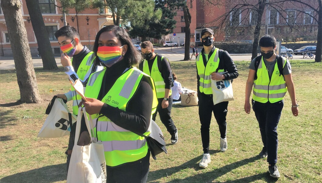 Bydel Frogners koronaverter deler ut munbind som skal minne folk på smittevernet nå som det blir varmere ute. Bydel Frogners koronaverter deler ut munbind som skal minne folk på smittevernet nå som det blir varmere ute.