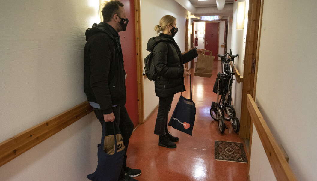 Før påske gikk Bydel Frogners koronaverter på dørene i bydelen og delte ut antibac og munnbind. Før påske gikk Bydel Frogners koronaverter på dørene i bydelen og delte ut antibac og munnbind.