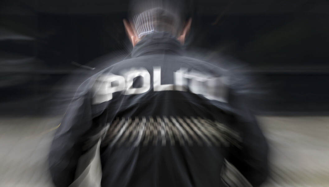 Politiet ble nødt til å forsvare seg med batong. Politiet ble nødt til å forsvare seg med batong.