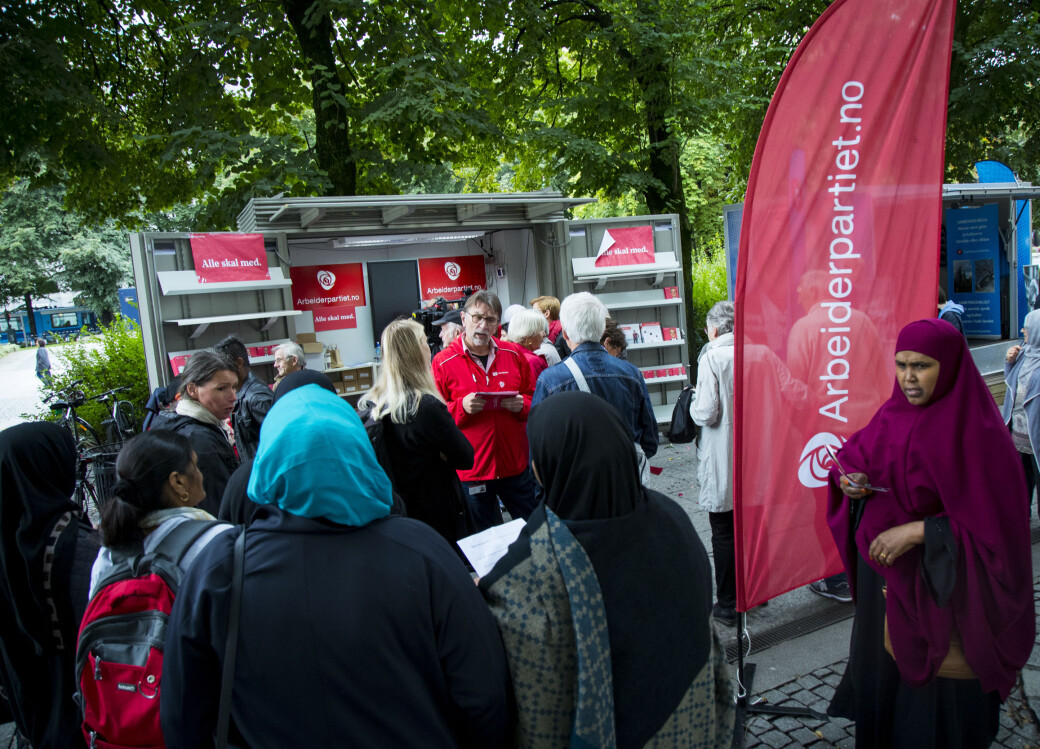 Arbeiderpartiets valgbod på Karl Johan før stortingsvalget i 2017. Nå er hver fjerde av partiets velgere i Oslo usikre på om de skal stemme Ap til høsten. Arbeiderpartiets valgbod på Karl Johan før stortingsvalget i 2017. Nå er hver fjerde av partiets velgere i Oslo usikre på om de skal stemme Ap til høsten.