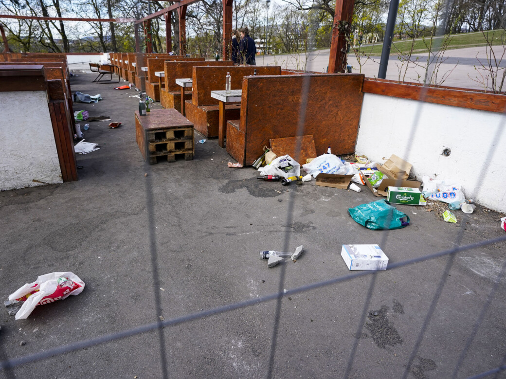 Ved den stengte uteserveringen på St. Hanshaugen var det en ny søndag med søppel, tomflasker og bokser etter utendørsfesten kvelden før. Ved den stengte uteserveringen på St. Hanshaugen var det en ny søndag med søppel, tomflasker og bokser etter utendørsfesten kvelden før.