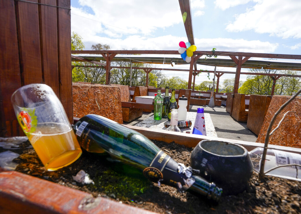 Vinflasker, spritflasker, ølbokser og et halvfullt halvlitersglass med ubestemmelig innhold ved den stengte uteserveringen på St. Hanshaugen søndag formiddag. Vinflasker, spritflasker, ølbokser og et halvfullt halvlitersglass med ubestemmelig innhold ved den stengte uteserveringen på St. Hanshaugen søndag formiddag.
