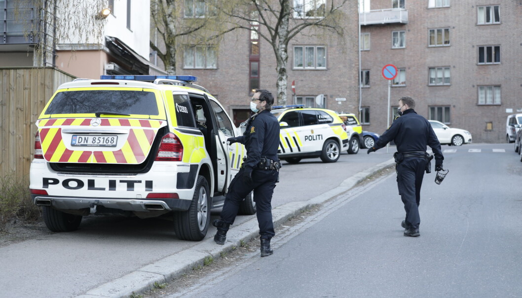 Flere patruljer rykket ut til Ålesundgata og startet jakten på personen som knivstakk en mann på åpen gate i Oslo. Flere patruljer rykket ut til Ålesundgata og startet jakten på personen som knivstakk en mann på åpen gate i Oslo.