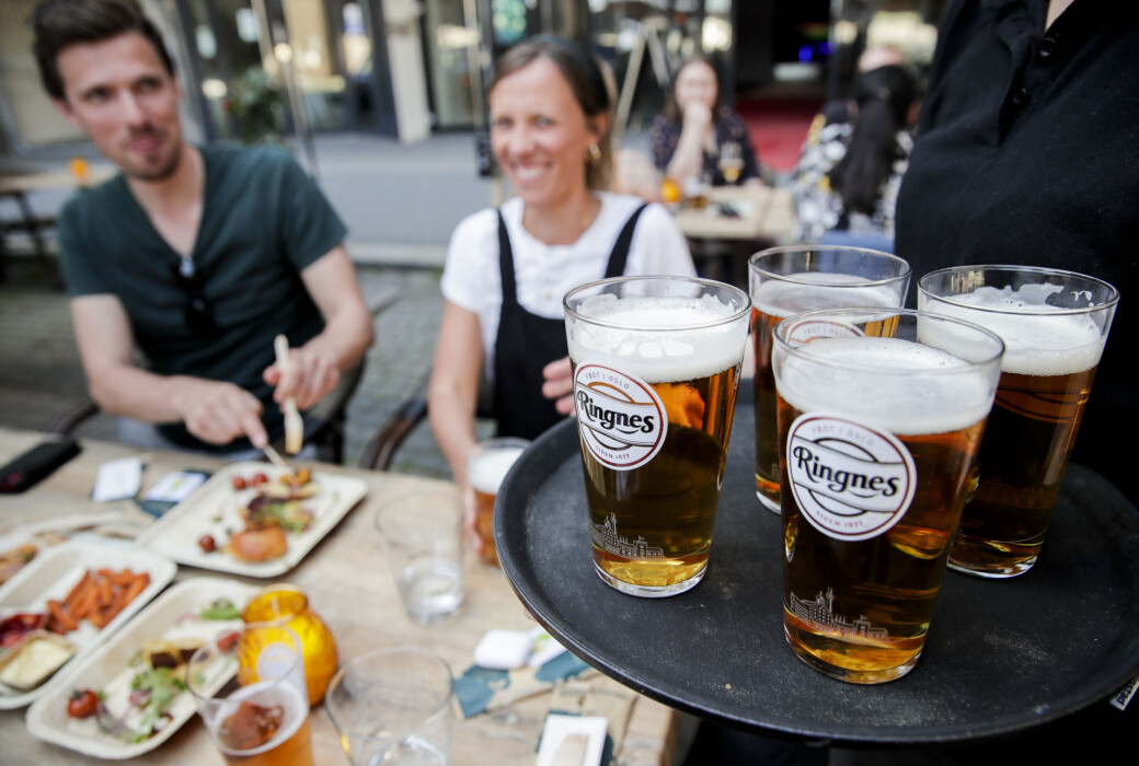 Også i fjor vår var det skjenkestopp i Oslo. Dette bildet er tatt 1. juni for snart ett år siden. Da fikk også skjenkesteder uten matserving servere alkohol. Også i fjor vår var det skjenkestopp i Oslo. Dette bildet er tatt 1. juni for snart ett år siden. Da fikk også skjenkesteder uten matserving servere alkohol.