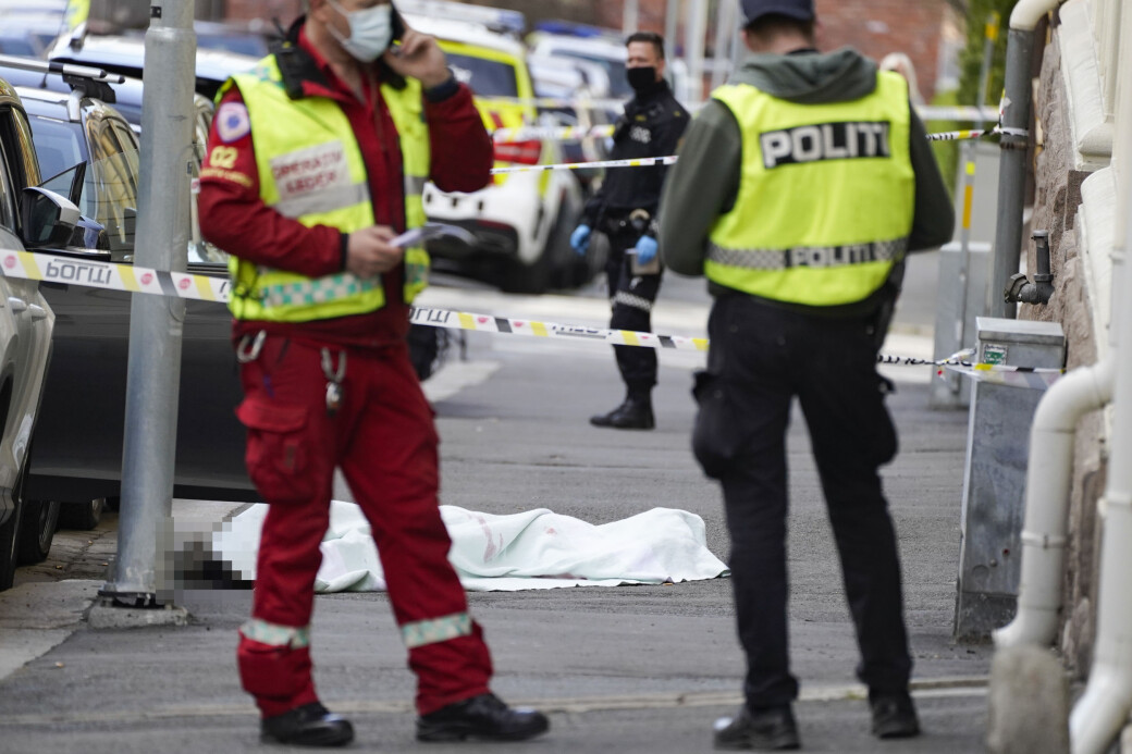 Åstedet i Tostrupsgate er sperret av. Den døde er en kvinne og den mistenkte gjerningspersonen er en mann. — Han ble pågrepet etter kort til i en bil på E 18, opplyser politiet. Åstedet i Tostrupsgate er sperret av. Den døde er en kvinne og den mistenkte gjerningspersonen er en mann. — Han ble pågrepet etter kort til i en bil på E 18, opplyser politiet.
