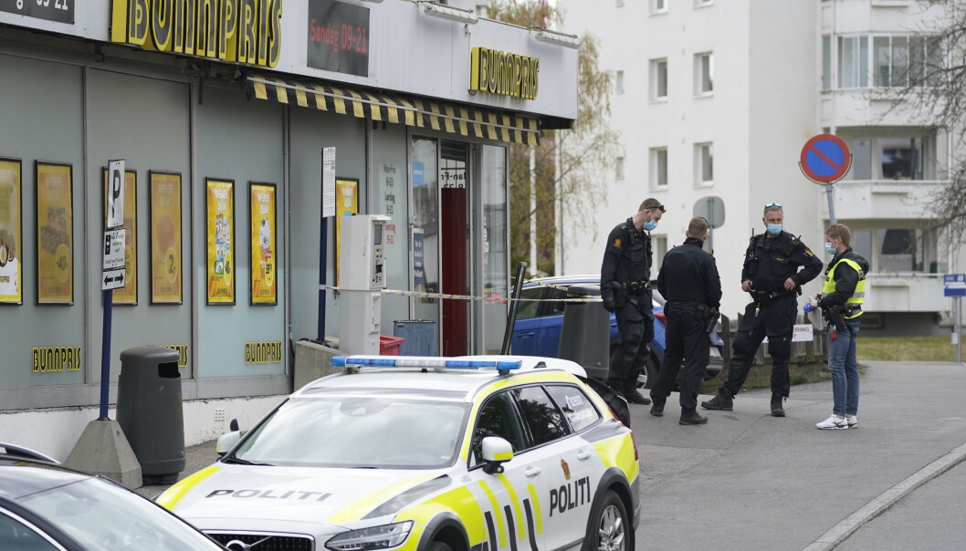 Politi ved Bunnpris på Lambertseter der en ansatt ble stukket med et stikkvåpen torsdag. Politi ved Bunnpris på Lambertseter der en ansatt ble stukket med et stikkvåpen torsdag.