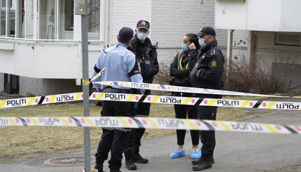 En mann er kritisk skadd etter å ha blitt stukket med et stikkvåpen ved Bunnpris på Lambertseter. Det skal ha vært et slagsmål i forkant av hendelsen. En mann er kritisk skadd etter å ha blitt stukket med et stikkvåpen ved Bunnpris på Lambertseter. Det skal ha vært et slagsmål i forkant av hendelsen.