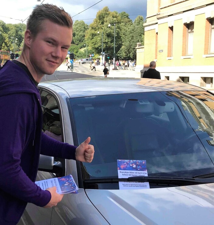 Her er skribent Adrian Smith-Stenberg under en aksjon mot bilfritt sentrum i 2019. Her er skribent Adrian Smith-Stenberg under en aksjon mot bilfritt sentrum i 2019.
