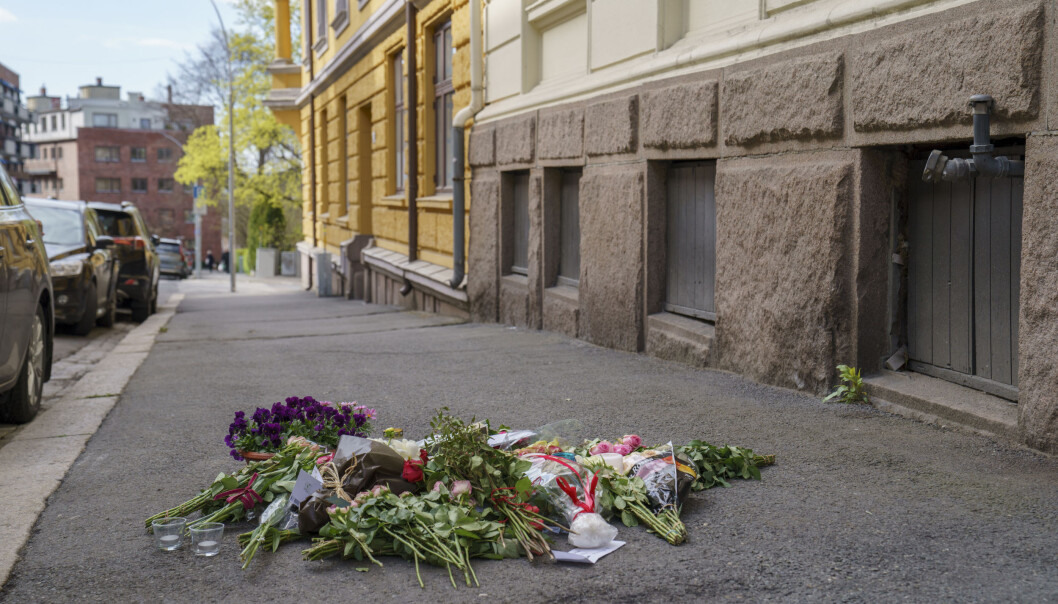 Det er lagt ned blomster der en kvinne i 50-årene ble skutt og drept onsdag morgen. Det er lagt ned blomster der en kvinne i 50-årene ble skutt og drept onsdag morgen.
