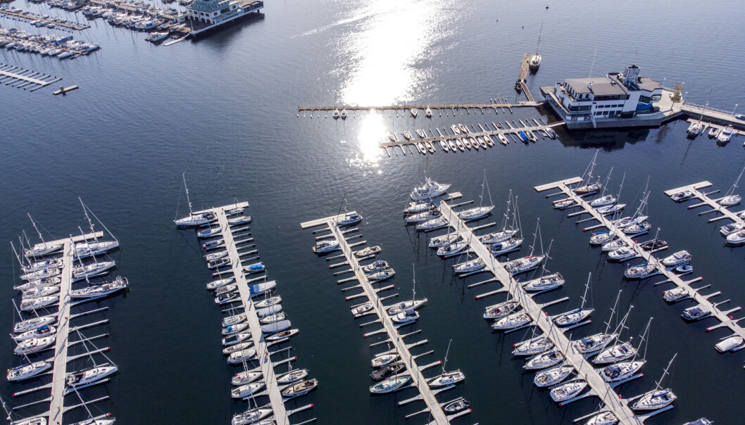 Fritidsbåter i båthavna til Frognerkilen båtforening og Kongelig Norsk Seilforening / Dronningen Marina i Oslo. Kongen Marina i bakgrunnen. Fritidsbåter i båthavna til Frognerkilen båtforening og Kongelig Norsk Seilforening / Dronningen Marina i Oslo. Kongen Marina i bakgrunnen.