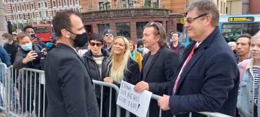 Sian-lederne og Alliansen-leder stilte opp med smittevernmotstandere foran Stortinget lørdag ettermiddag Sian-lederne og Alliansen-leder stilte opp med smittevernmotstandere foran Stortinget lørdag ettermiddag