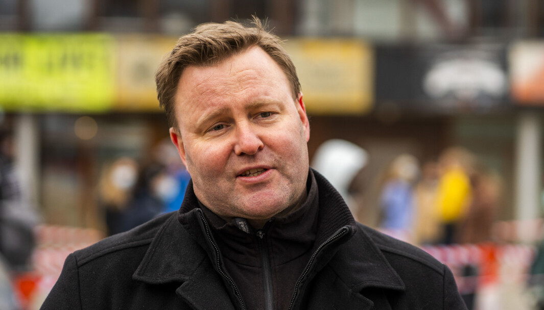 Assisterende helsedirektør Espen Rostrup Nakstad, understreker at utendørs samvær også forutsetter at man holder god avstand og følger smittevernreglene. Assisterende helsedirektør Espen Rostrup Nakstad, understreker at utendørs samvær også forutsetter at man holder god avstand og følger smittevernreglene.
