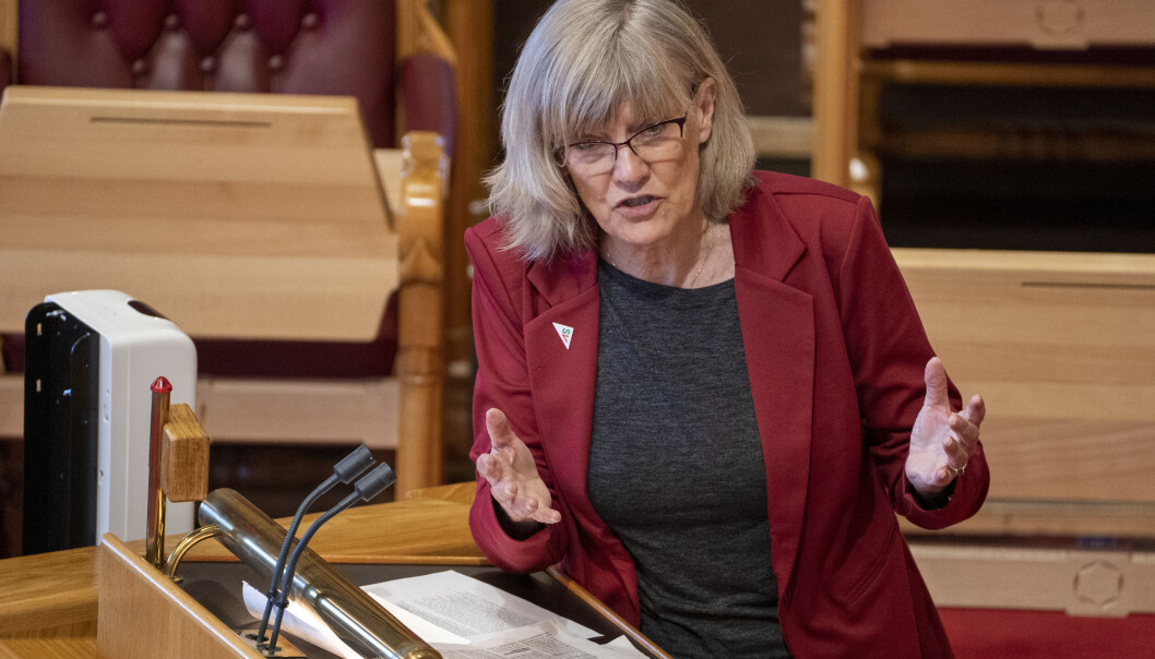 SVs Karin Andersen sier hun har ryddet mange sparkesykler på sine gå- og løpeturer i Oslo. Nå har hun stortingsflertallet bak seg for en ny lov som skal få mer orden på sakene. SVs Karin Andersen sier hun har ryddet mange sparkesykler på sine gå- og løpeturer i Oslo. Nå har hun stortingsflertallet bak seg for en ny lov som skal få mer orden på sakene.