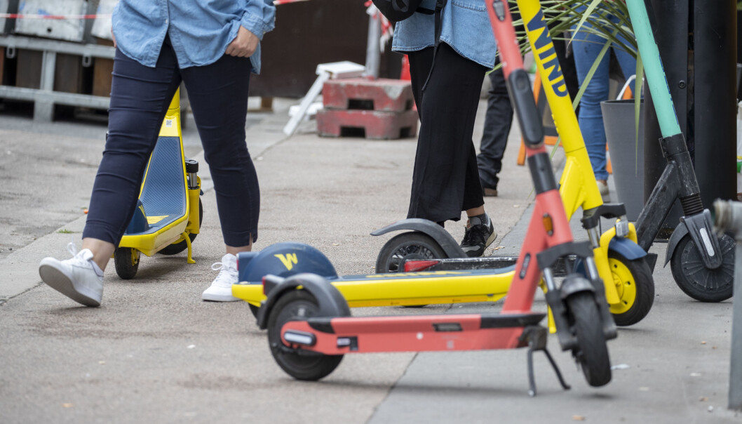 Elektriske sparkesykler står parkert på fortau og i veien et sted i Oslo. Den nye loven skal gi kommunene større mulighet til å avverge slike og andre farlige situasjoner. Elektriske sparkesykler står parkert på fortau og i veien et sted i Oslo. Den nye loven skal gi kommunene større mulighet til å avverge slike og andre farlige situasjoner.