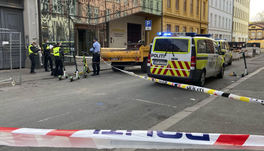 En mann ble søndag morgen funnet alvorlig skadd i Osterhaus' gate i Oslo sentrum. En mann ble søndag morgen funnet alvorlig skadd i Osterhaus' gate i Oslo sentrum.