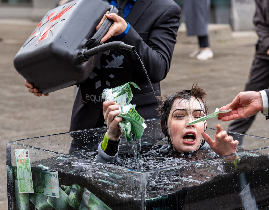Politiet grep ikke inn da Extinction Rebellion tok i bruk dramatiske virkemidler på Karl Johans gate. Først da trafikken ble sperret i Parkeveien ble aksjonister innbragt, opplyser politiet. Politiet grep ikke inn da Extinction Rebellion tok i bruk dramatiske virkemidler på Karl Johans gate. Først da trafikken ble sperret i Parkeveien ble aksjonister innbragt, opplyser politiet.
