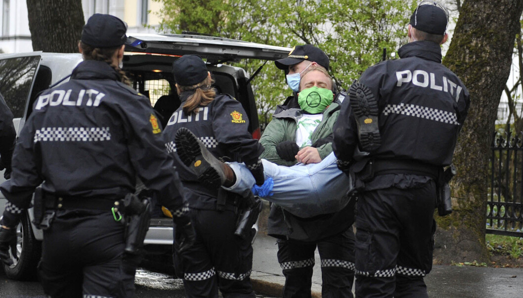 En av 14 aksjonister som ble innbragt i Parkeveien for å ikke etterkomme politiets pålegg om å flytte Extinction Rebellion-aksjonen fordi den stanset biltrafikken. En av 14 aksjonister som ble innbragt i Parkeveien for å ikke etterkomme politiets pålegg om å flytte Extinction Rebellion-aksjonen fordi den stanset biltrafikken.