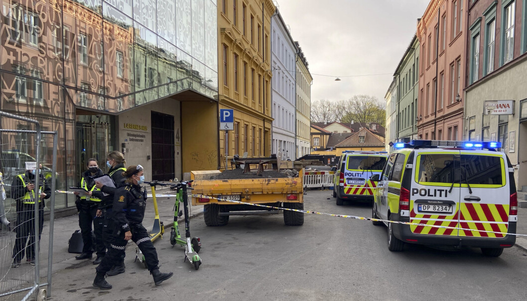 Politiet i gang med å sikre spor i Osterhaus gate etter voldshendelsen søndag morgen. Politiet i gang med å sikre spor i Osterhaus gate etter voldshendelsen søndag morgen.