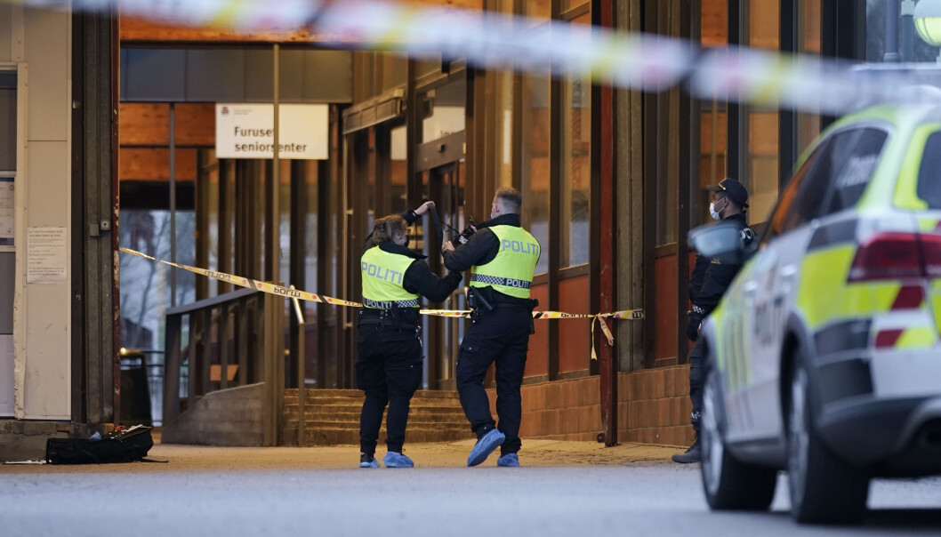 Ifølge politiet skal ikke 17-åringen være livstruende skadd. Her er politiet på plass der knivstikkingen skal ha skjedd ved Trygve Lies plass bak Furuset senter. Ifølge politiet skal ikke 17-åringen være livstruende skadd. Her er politiet på plass der knivstikkingen skal ha skjedd ved Trygve Lies plass bak Furuset senter.