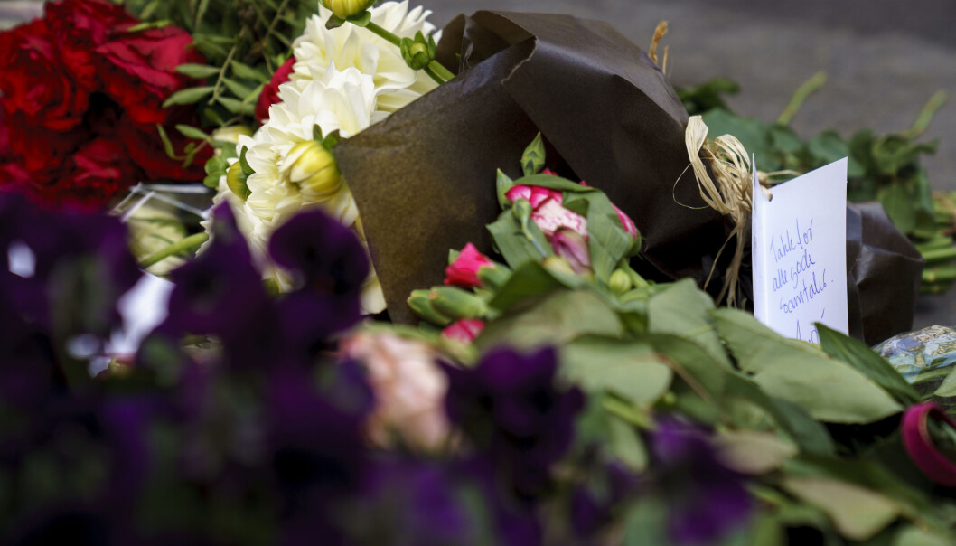 Det er lagt ned blomster der en 51 år gammel kvinne ble skutt og drept onsdag i forrige uke. Foto: Torstein Bøe / NTB Det er lagt ned blomster der en 51 år gammel kvinne ble skutt og drept onsdag i forrige uke. Foto: Torstein Bøe / NTB