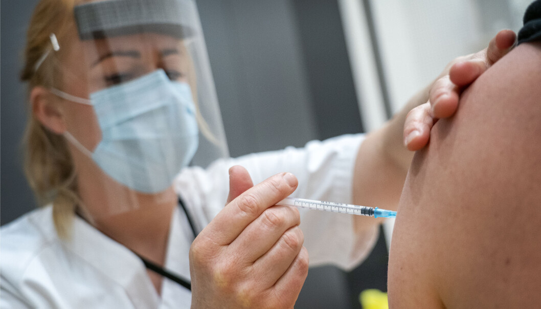 Helsebyråd Robert Steen åpner nå for å utsette disse timene i ytterligere seks uker. Bildet viser vaksinering av helsepersonell med vaksinen Pfizer BioNtech. Foto: Gorm Kallestad / NTB Helsebyråd Robert Steen åpner nå for å utsette disse timene i ytterligere seks uker. Bildet viser vaksinering av helsepersonell med vaksinen Pfizer BioNtech. Foto: Gorm Kallestad / NTB