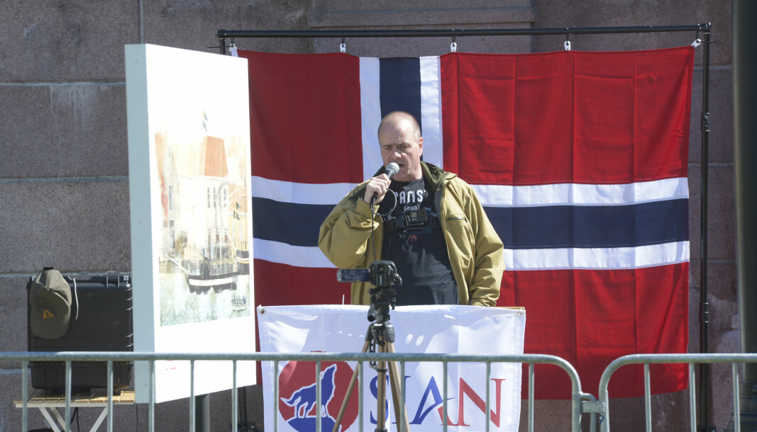 SIAN-leder Lars Thorsen kaller det «fullstendig noldus» at bruk av forsvarsspray regnes som vold. Her snakker han under det Sian kalte en markering på Eidsvolls plass i Oslo i mai i fjor. Foto: Annike Byrde / NTB