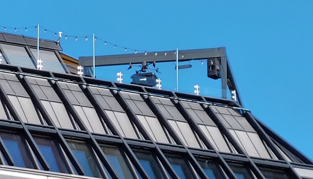 Politiet overvåkingsdrone brukte takterrassen på Grand hotell som landingsplass. Politiet overvåkingsdrone brukte takterrassen på Grand hotell som landingsplass.