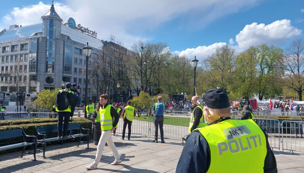 Kraftige sperringer og stor avstand mellom Sian og motdemonstrantene i Spikersuppe. Kraftige sperringer og stor avstand mellom Sian og motdemonstrantene i Spikersuppe.