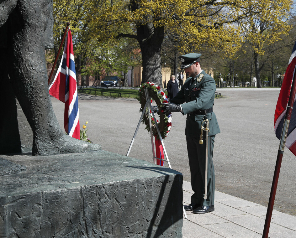 Kronprins Haakon legger ned en krans på Nasjonalmonumentet på Akershus festning under frigjørings- og veterandagen 8. mai 2021.
