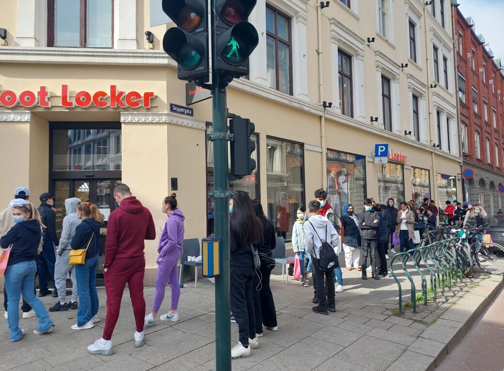 Folk sto i kø fra Skippergata og til inngangen til Foot Locker på hjørnet ved Karl Johans gate. Det er butikkens størrelse som avgjør hvor mange kunder som kan være inne samtidig. Folk sto i kø fra Skippergata og til inngangen til Foot Locker på hjørnet ved Karl Johans gate. Det er butikkens størrelse som avgjør hvor mange kunder som kan være inne samtidig.