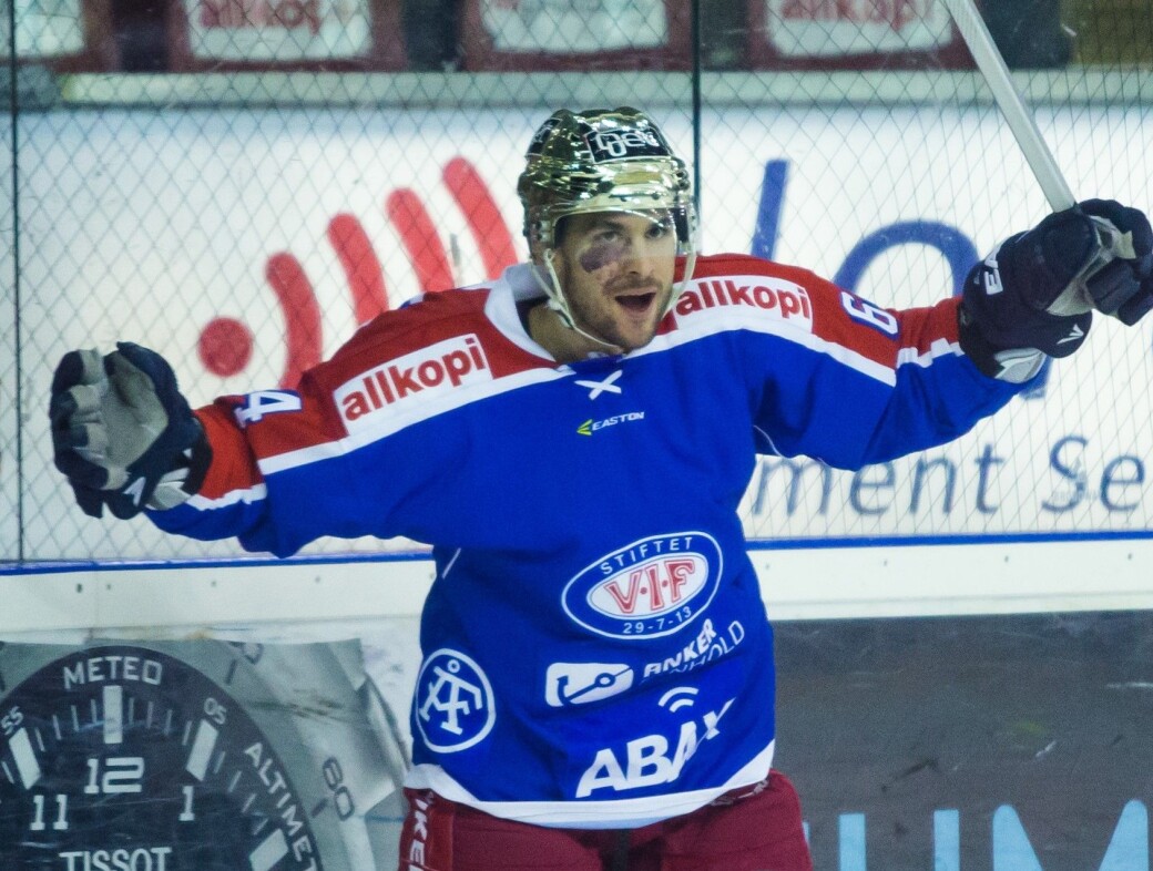 Brian Ihnacak julber for scoring i gamle Jordal Amfi. Tsjekkeren spilte for Vålerenga sesongen 2014/15 og ble toppscorer i ligaen. Brian Ihnacak julber for scoring i gamle Jordal Amfi. Tsjekkeren spilte for Vålerenga sesongen 2014/15 og ble toppscorer i ligaen.