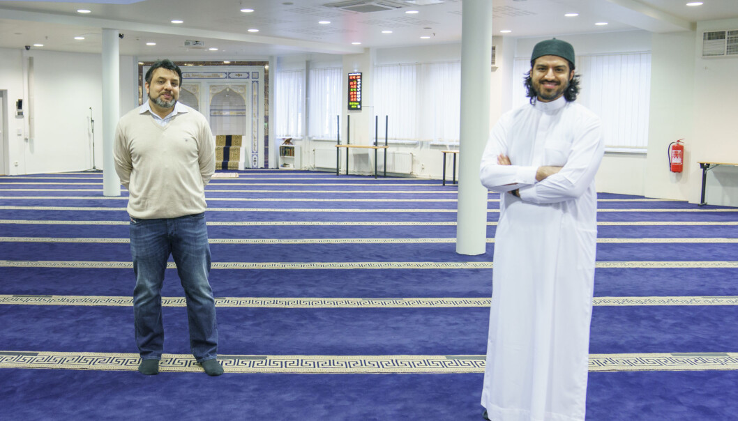 I Islamic Cultural Centre på Grønland får ingen komme til bønn under ramadan på grunn av koronapandemien. Istedet sender imamen bønnen på nett. Styreleder Arshad Jamil og styremedlem Hummam Bhutta i Islamic Cultural Centre. I Islamic Cultural Centre på Grønland får ingen komme til bønn under ramadan på grunn av koronapandemien. Istedet sender imamen bønnen på nett. Styreleder Arshad Jamil og styremedlem Hummam Bhutta i Islamic Cultural Centre.