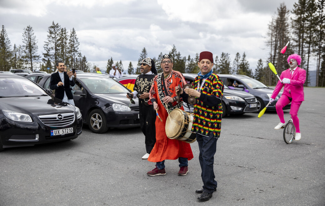 Drive-in id-feiring på Tryvann i fjor. Med musikanter og syklende klovner møtte cirka 250 biler og da Det Islamske Forbundet inviterte til smittevennlig id-feiring. Drive-in id-feiring på Tryvann i fjor. Med musikanter og syklende klovner møtte cirka 250 biler og da Det Islamske Forbundet inviterte til smittevennlig id-feiring.