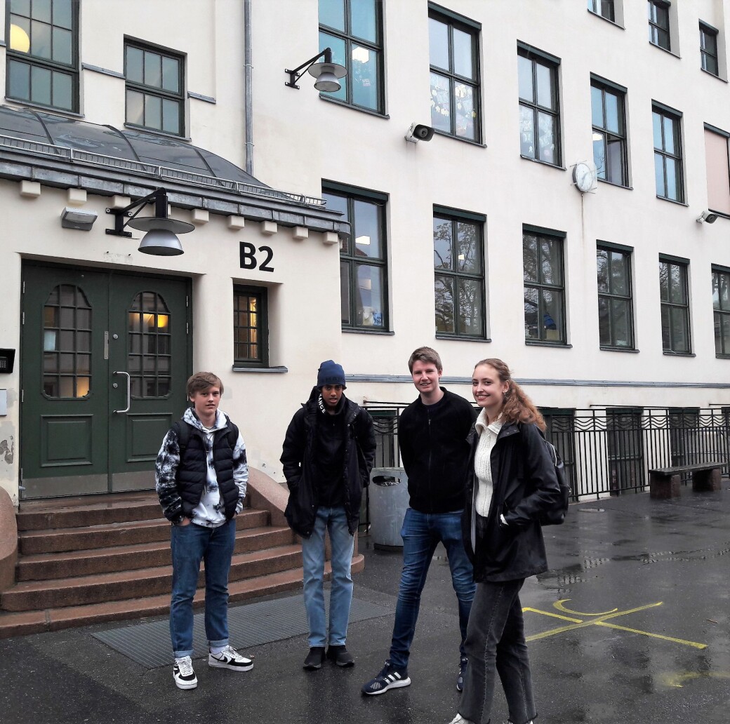 Bjølsen skole ligger vest for Akerselva, men tilhører så definitivt på Østkanten. Skolebygningen er fra 1878. Det er stolte tradisjoner bjølsenlaget forsvarer i Klassequizen Bjølsen skole ligger vest for Akerselva, men tilhører så definitivt på Østkanten. Skolebygningen er fra 1878. Det er stolte tradisjoner bjølsenlaget forsvarer i Klassequizen