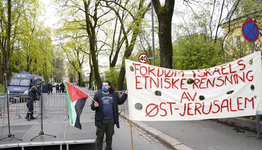Palestinakomiteen og Fellesutvalget for Palestina arrangerte demonstrasjonen mot Israel ved ambassaden i Parkveien. Palestinakomiteen og Fellesutvalget for Palestina arrangerte demonstrasjonen mot Israel ved ambassaden i Parkveien.