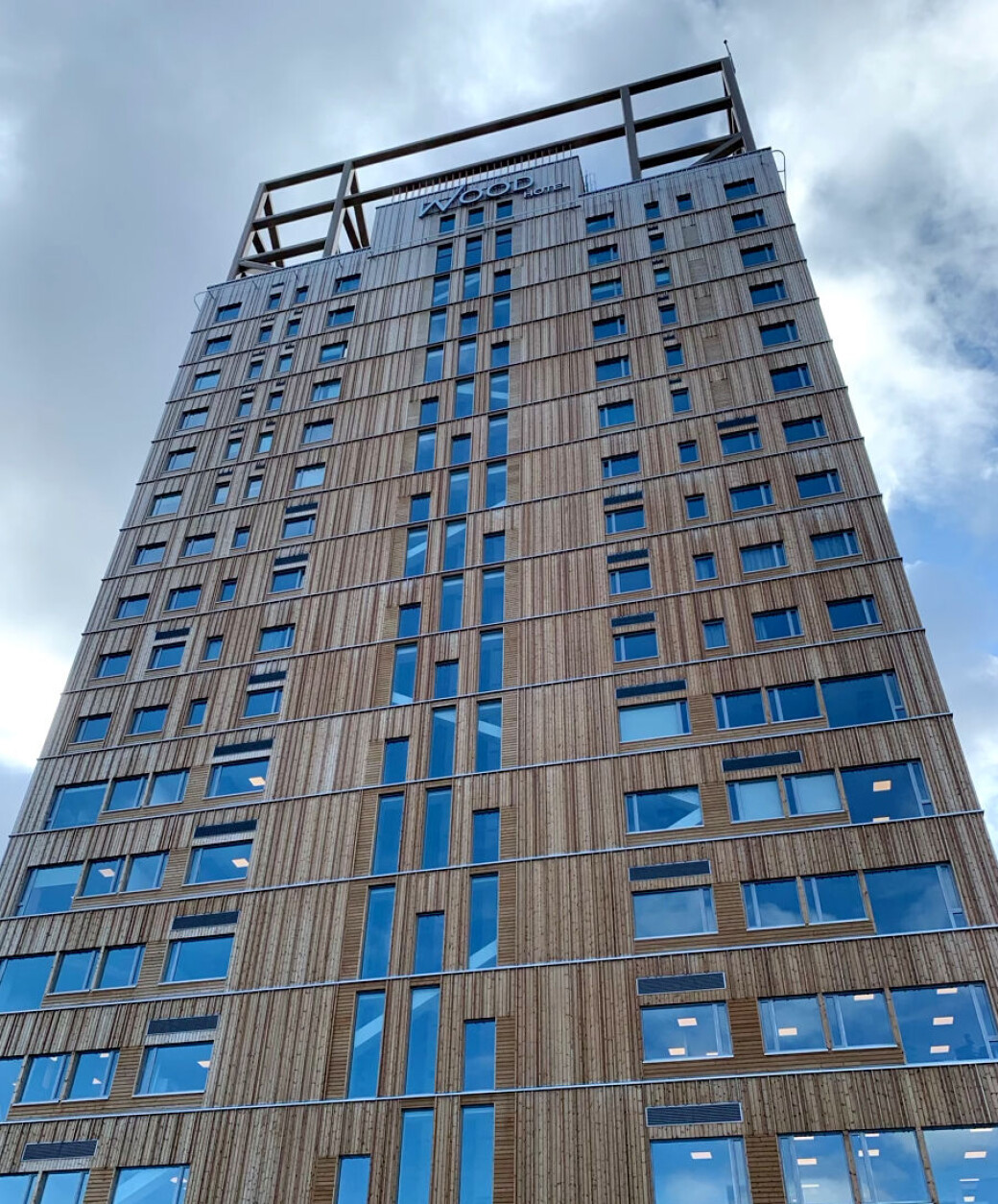 Mjøstårnet huser Wood Hotel, kontorer, svømmehall, restaurant og leiligheter. Det 87 meter høye bygget er verdens høyeste trehus og ligger ved Mjøsas bredder i Brumunddal. Mjøstårnet huser Wood Hotel, kontorer, svømmehall, restaurant og leiligheter. Det 87 meter høye bygget er verdens høyeste trehus og ligger ved Mjøsas bredder i Brumunddal.