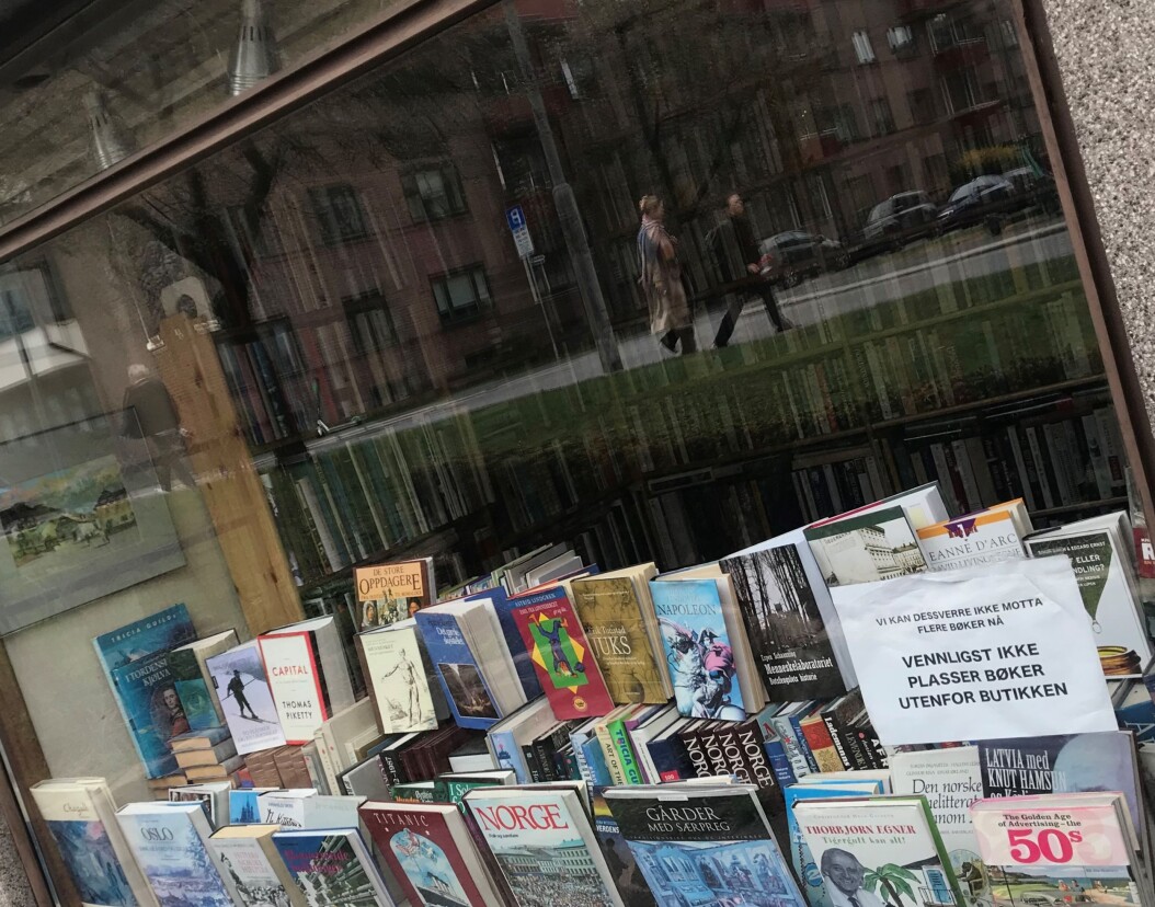 Sagene bokstue - et litterært skattkammer for bokinteresserte, gjenoppstått takket være en entusiast. — Jeg har alltid samlet bøker og liker å tråle loppemarkeder, som jeg har gjort i 25 år, sier den nye innehaveren, Nils Eilert Sørgaard. Sagene bokstue - et litterært skattkammer for bokinteresserte, gjenoppstått takket være en entusiast. — Jeg har alltid samlet bøker og liker å tråle loppemarkeder, som jeg har gjort i 25 år, sier den nye innehaveren, Nils Eilert Sørgaard.