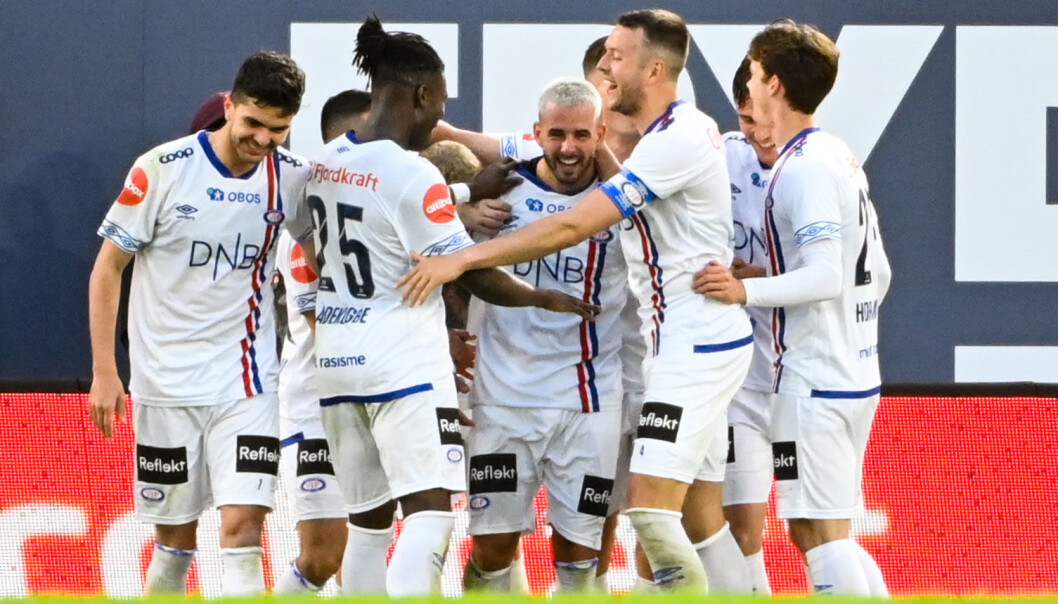 Vålerengas Aron Dønnum omgitt av medspillere etter at han ga gjestene ledelsen 2-0 i eliteseriekampen i fotball mellom Brann og Vålerenga på Brann stadion. Foto: Marit Hommedal / NTB Vålerengas Aron Dønnum omgitt av medspillere etter at han ga gjestene ledelsen 2-0 i eliteseriekampen i fotball mellom Brann og Vålerenga på Brann stadion. Foto: Marit Hommedal / NTB
