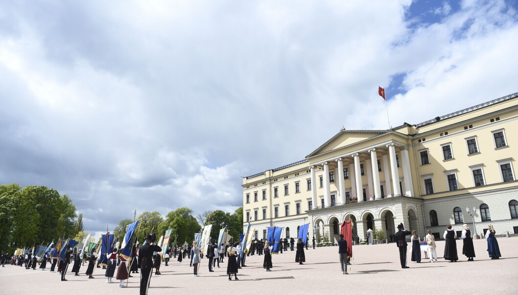 Også i fjor fikk Slottet unntak fra smittevernreglene for arrangementet på Slottsplassen. Også i fjor fikk Slottet unntak fra smittevernreglene for arrangementet på Slottsplassen.
