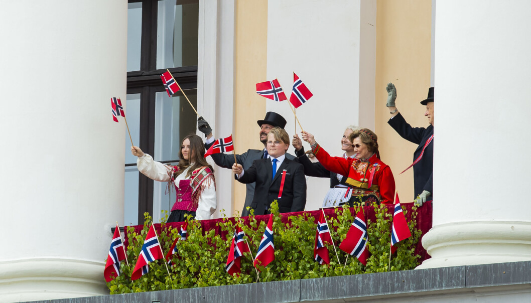 Også i fjor fikk Slottet unntak fra smittevernreglene for arrangementet på Slottsplassen. Her vinker kongefamilien fra Slottsbalkongen. Også i fjor fikk Slottet unntak fra smittevernreglene for arrangementet på Slottsplassen. Her vinker kongefamilien fra Slottsbalkongen.
