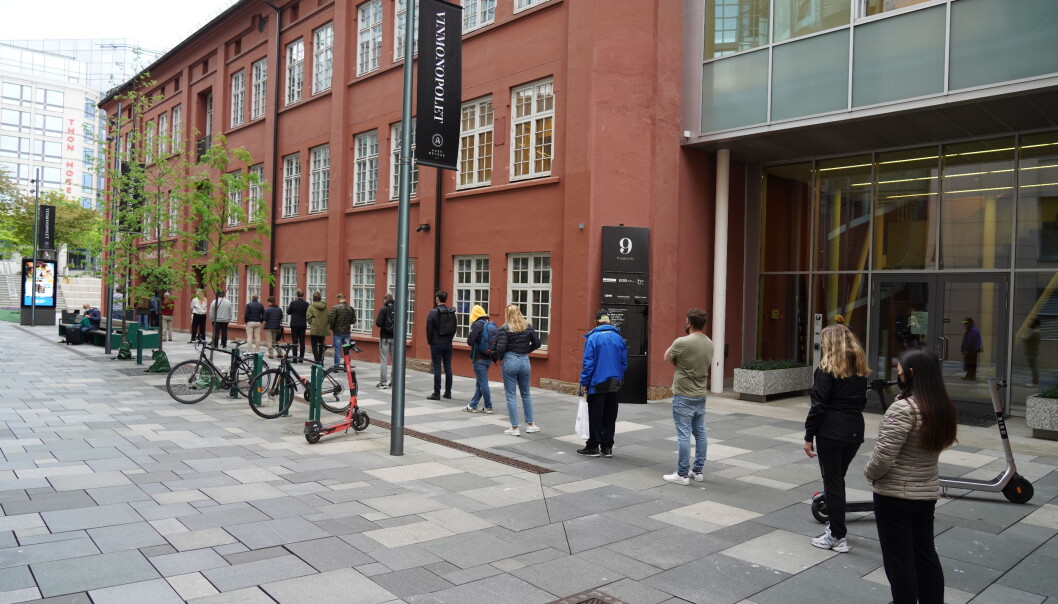 Lang kø utenfor utsalget til Vinmonopolet på Aker Brygge. Lang kø utenfor utsalget til Vinmonopolet på Aker Brygge.